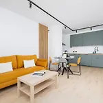 Stylish With Parking In By Renters شقة