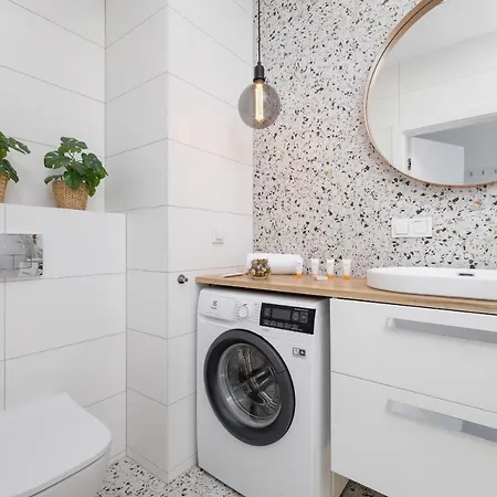 Stylish With Parking In By Renters 아파트