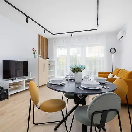 Stylish With Parking In By Renters Apartment *